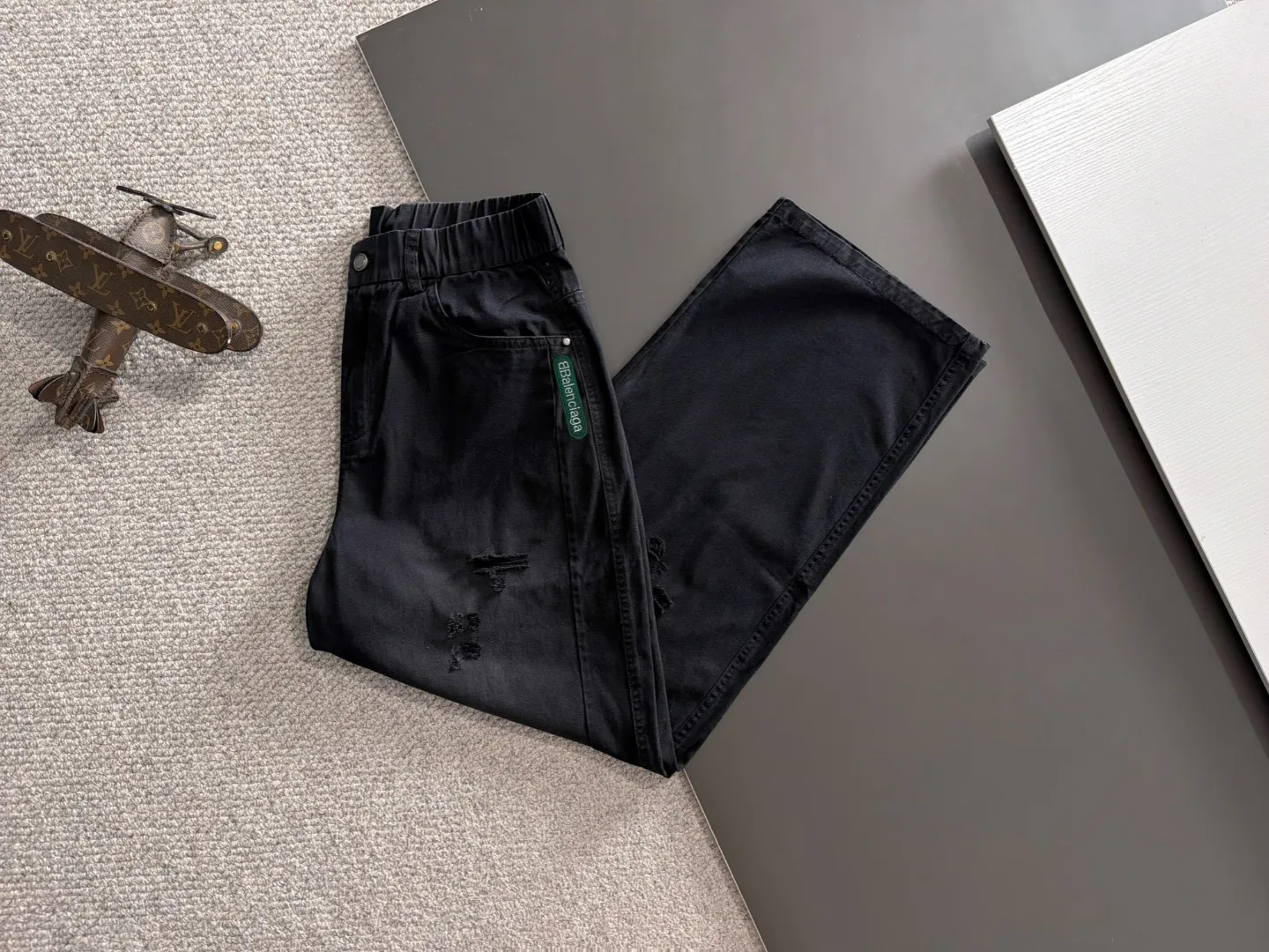 The next day shipped P195 Balenciaga 2026 summer New Arrival elastic casual pants, counter custom fabric Breathable high comfort, impeccable details, brand elements design concept, reflecting high quality. The hand feels delicate and soft! Casual cuts and awesome upper body! Sizes: S-3XL